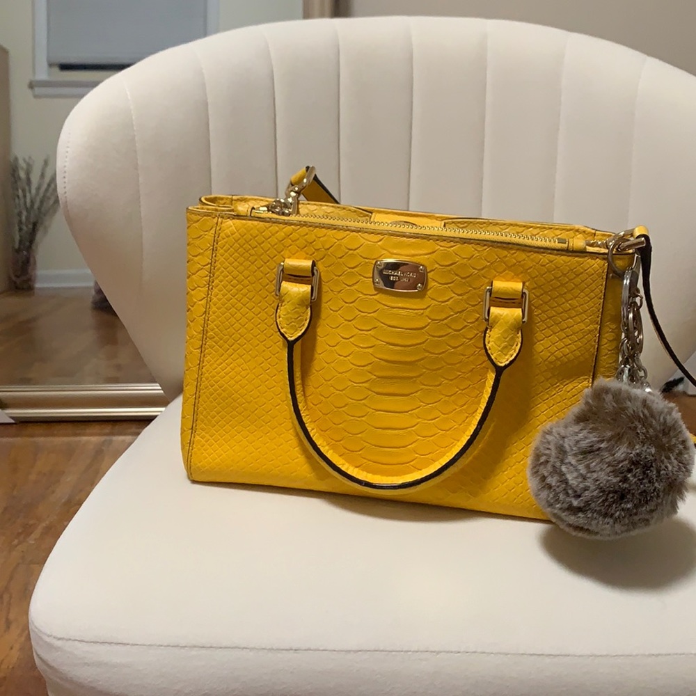 Yellow Michael Kors Cross Bodybag / Handbag